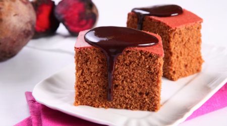 Bolo de beterraba com cobertura de chocolate