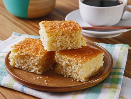 Bolo de Mandioca Fofinho com Coco Ralado
