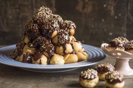 Carolinas recheadas com creme de baunilha e chocolate