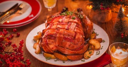 Chester Coberto com Bacon e Recheio de Maçã e Abacaxi