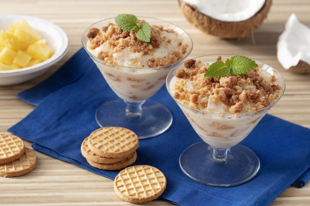 Creme Refrescante de Abacaxi com Farofa Crocante de Biscoito Tostines