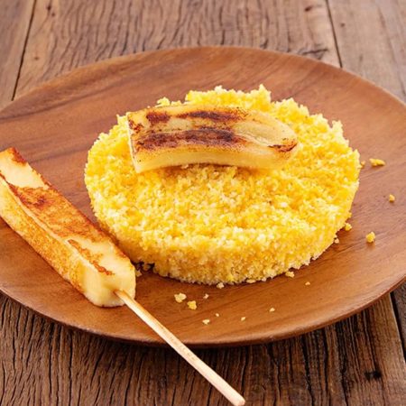 Cuscuz Nordestino com Queijo Coalho e Banana