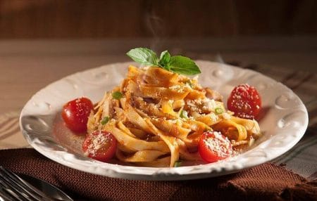 Espaguete com ragu de linguiça
