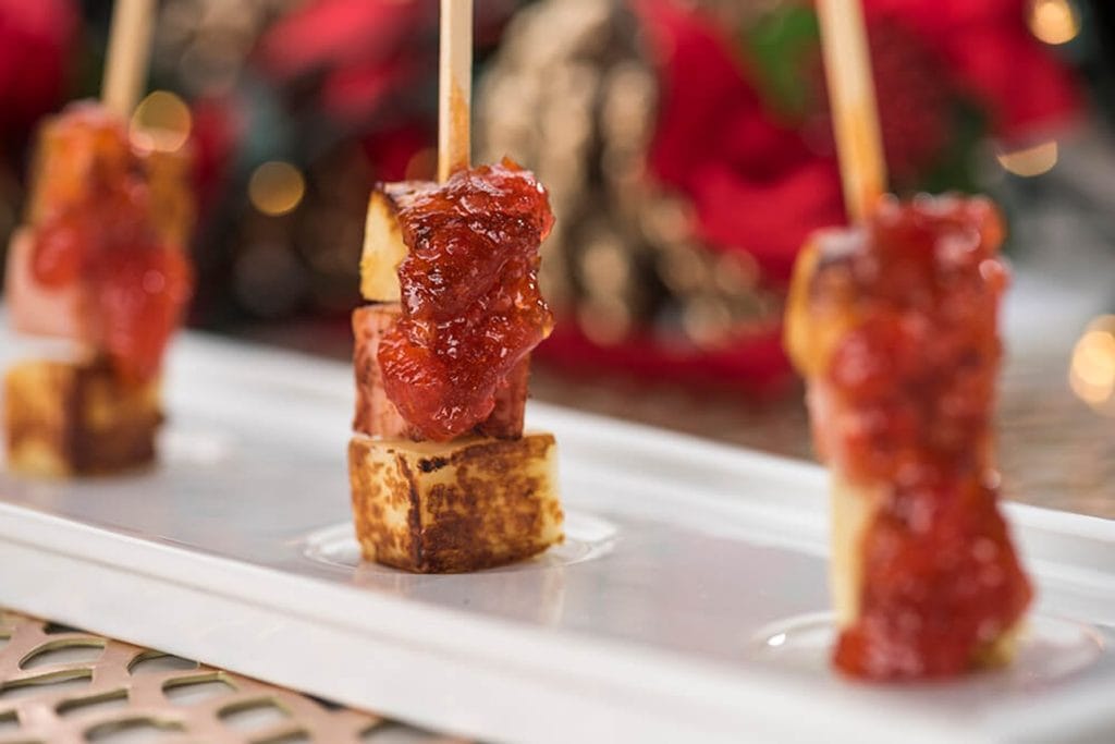 Espetinho de tender ceia prática, abacaxi e queijo coalho com geleia de pimenta