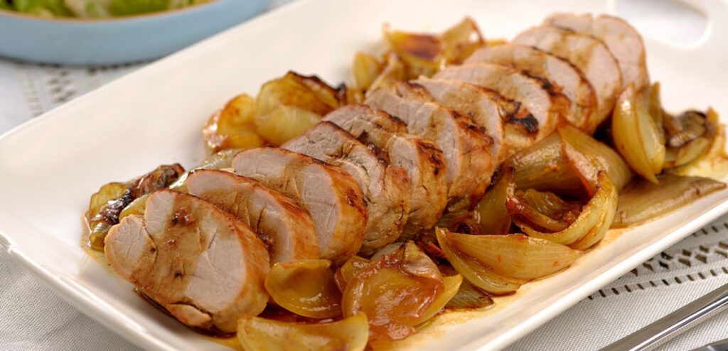 FILÉ-MIGNON SUÍNO COM CEBOLAS E MEL
