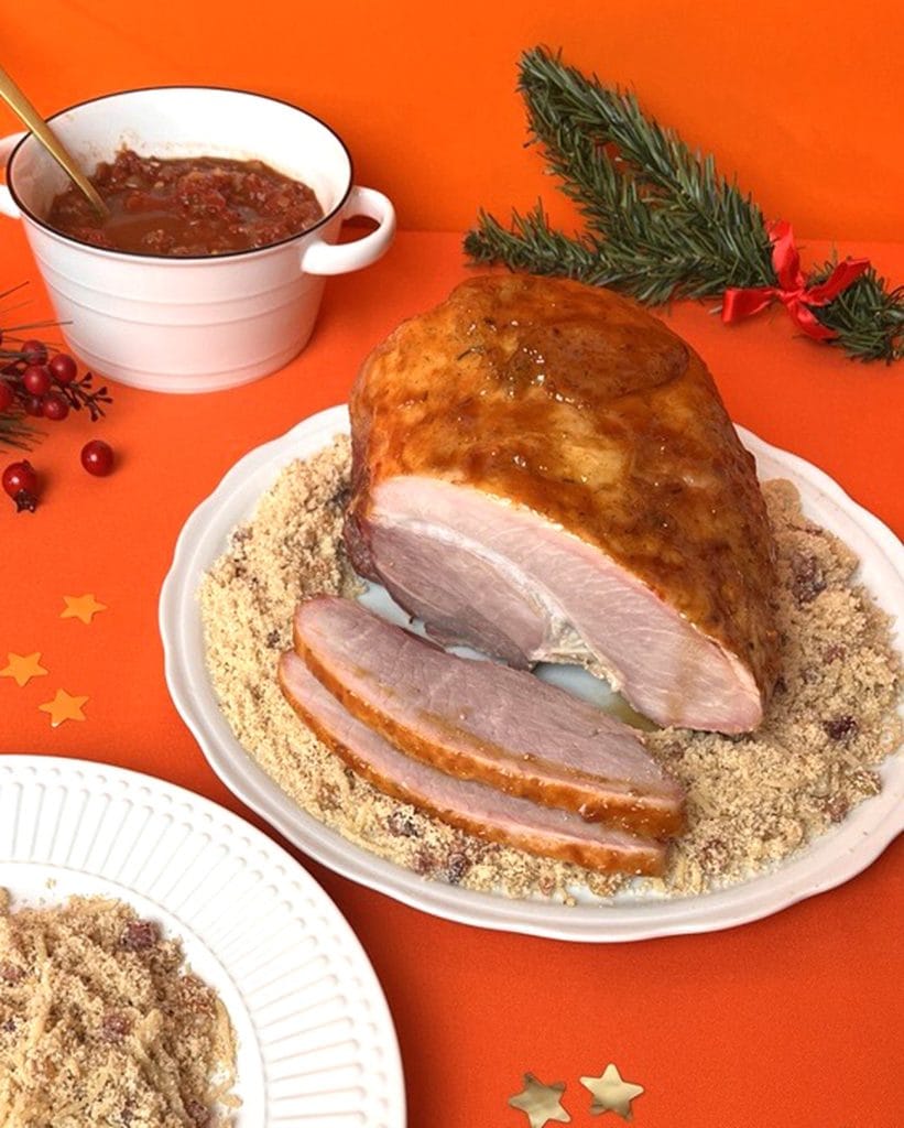 Pernil Aurora com Farofa de Coco com Bacon e Chutney de Tomate