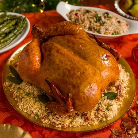 Receita de Ave natalina assada com farofa de bacon, cuscuz marroquino e aspargos