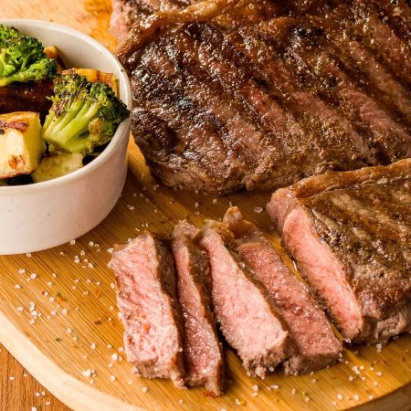Receita de Bife de chorizo grelhado com brócolis e queijo coalho