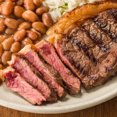 Receita de Bife de contra filé grelhado com arroz e feijão