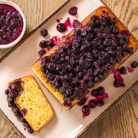 Receita de Bolo de laranja com compota de blueberries