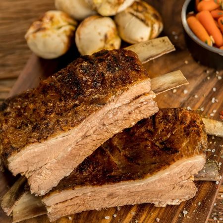 Receita de Costela Quadrada com Mini Cenouras e Pão de Alho