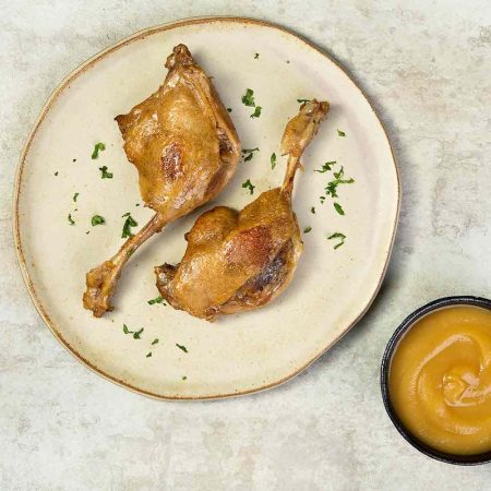 Receita de Coxa e sobrecoxa de pato assada com purê de maçã