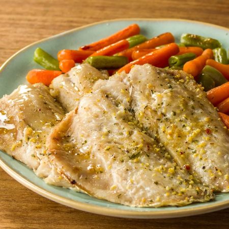Receita de Filé de pescada assada com cenoura baby e vagem