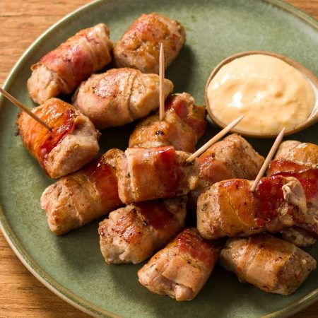 Receita de Filé Mignon Suíno com Bacon acompanhado de Maionese Apimentada e Defumada