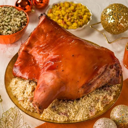Receita de Leitão acompanhado de arroz de lentilhas, farofa de bacon e mandioquinha com bacon