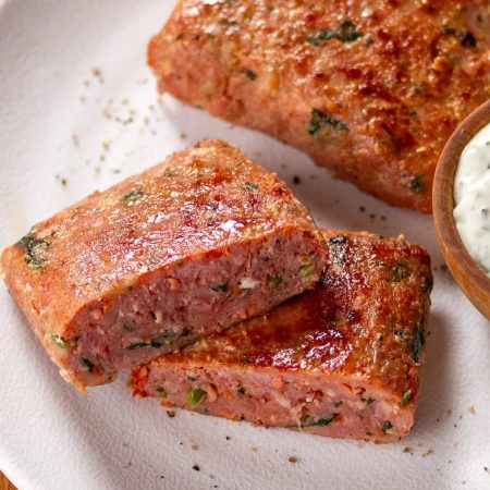 Receita De Manta Suína com Tomate e Rúcula acompanhada de Molho de Alho com Ervas