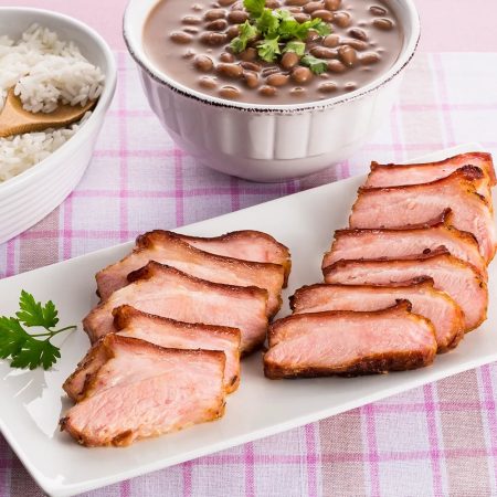 Receita de Paleta Suína Temperada com Arroz e Feijão