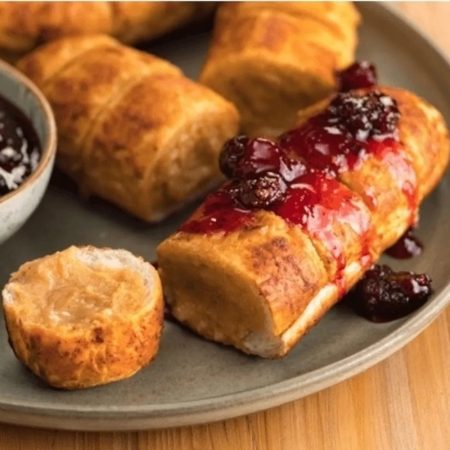 Receita de Pão de Doce de Leite com Calda de Frutas Vermelhas