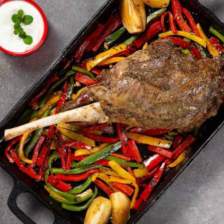 Receita de Pernil Bola Ovino Assado com Molho de Iogurte