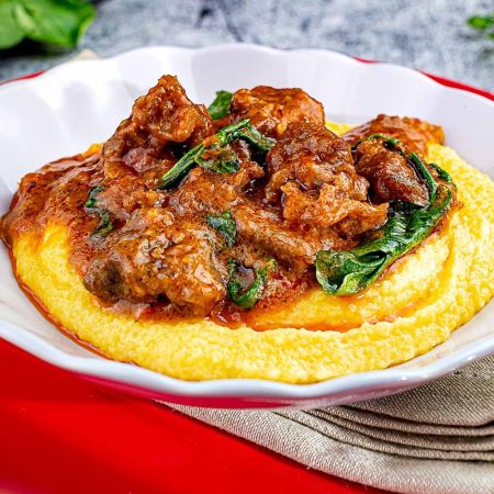 Receita de Polenta Cremosa com Ragu de Músculo Agrião