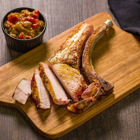 Receita de Prime Rib Suíno Grelhado com Chutney de Berinjela e Pimentão Assado