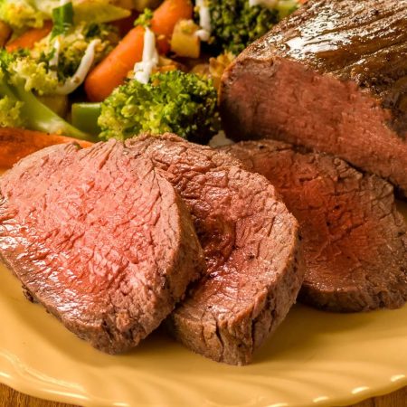 Receita de Rosbife de filé mignon com molho de alho e torradinhas de pão australiano