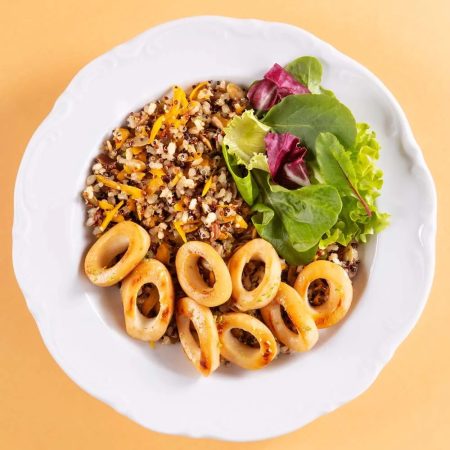 Receita de Salada de Lula Grelhada com Grãos e Sementes