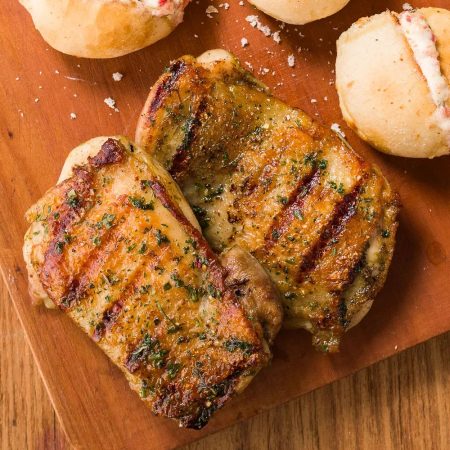 Receita de Sobrecoxa ao chimichurri na brasa acompanhado de pão de calabresa