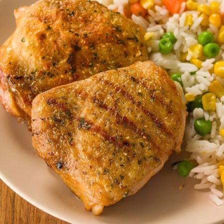 Receita de Sobrecoxa assada com arroz primavera