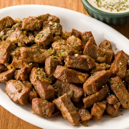 Receita de Tiras de alcatra refogada com alho servido com molho de alho