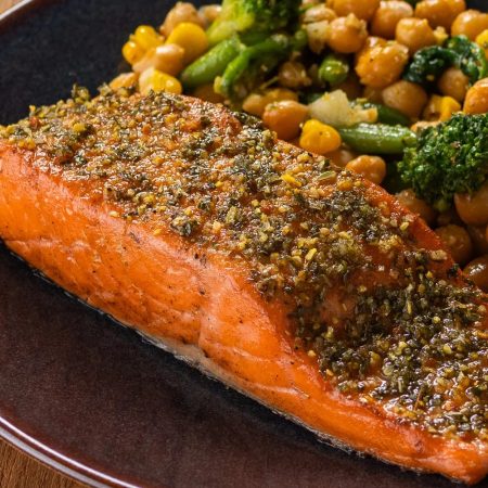 Receita Salmão no azeite de alho com salada fresca