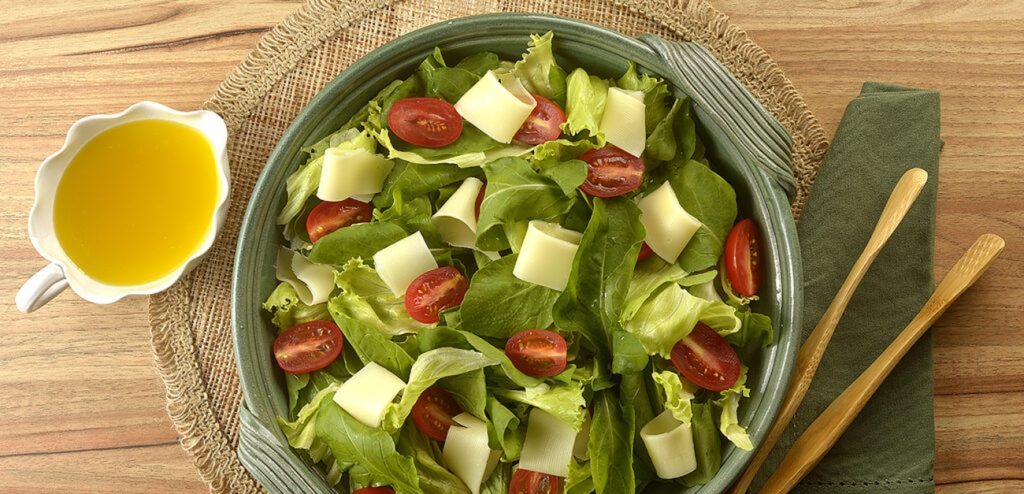 SALADA COM MOLHO DE AZEITE E MEL