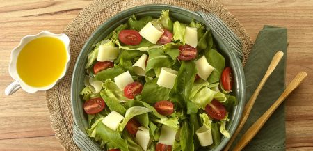 SALADA COM MOLHO DE AZEITE E MEL