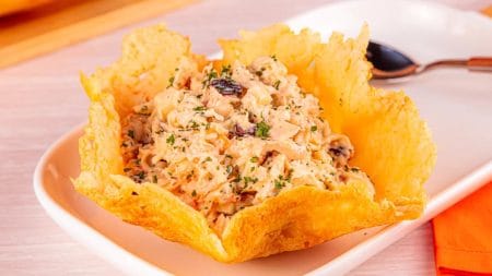 Salpicão na Cestinha de Parmesão