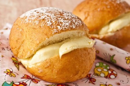 Sonho recheado com creme de baunilha