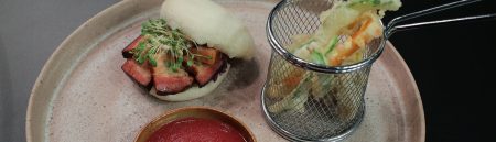 Bao com barriga de porco, agridoce de framboesa e tempurá vegetal – Diego