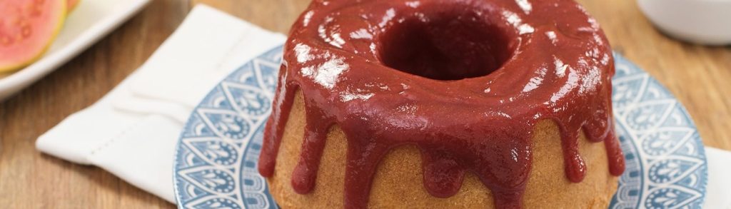 Bolo de fubá com goiabada cremosa