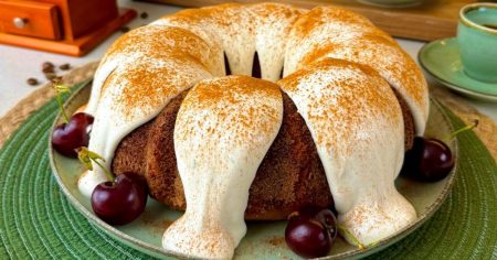 Bolo de Iogurte com Crosta de Canela e Chantilly de Mel