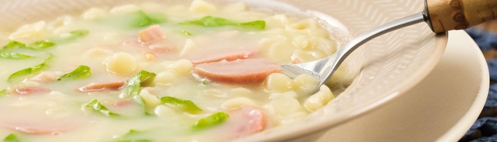 Caldo verde com macarrão