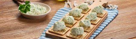 Canapé com Patê de Ricota e Salsinha
