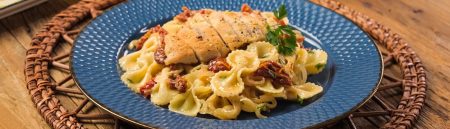 Farfalle Caramelizado com Cebolas, Tomate Seco, Limão Siciliano e Frango