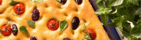 Focaccia de azeitonas pretas, tomates-cereja e manjericão