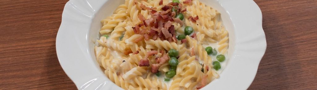 Fusilli com bechamel e ervilhas