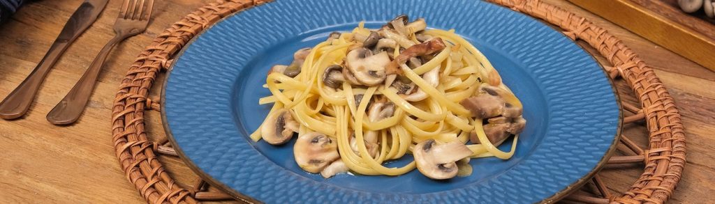 Macarrão ao alho e óleo com cogumelos