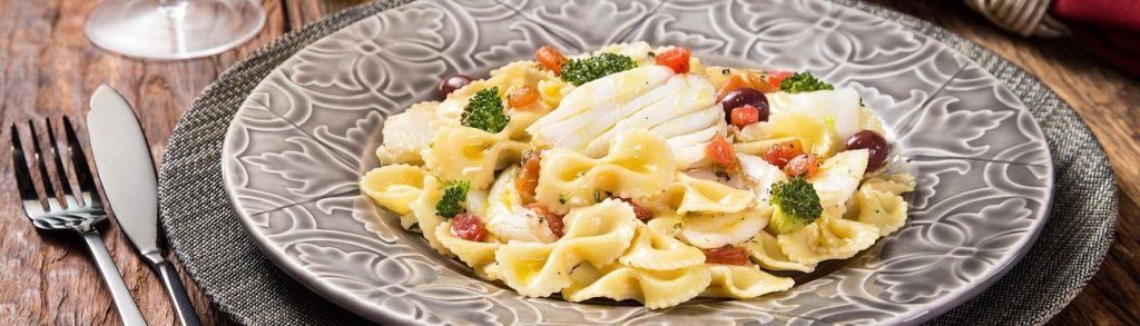 Macarrão com bacalhau e azeitonas