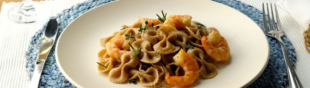 Macarrão com camarão e ervas