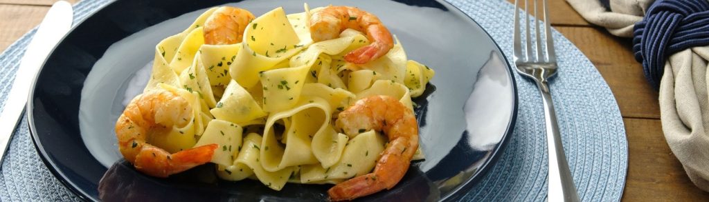 Macarrão com camarão e salsa