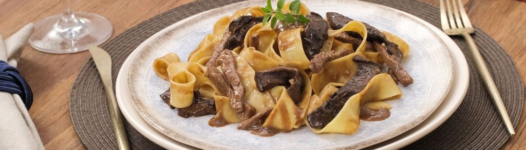 Macarrão com filé mignon e funghi