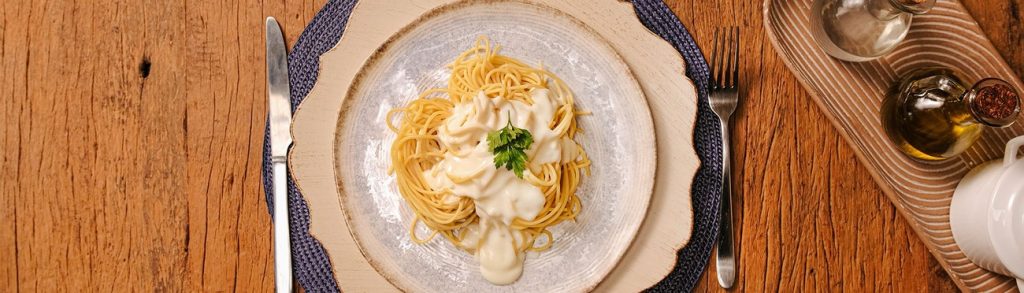 Macarrão com molho bechamel