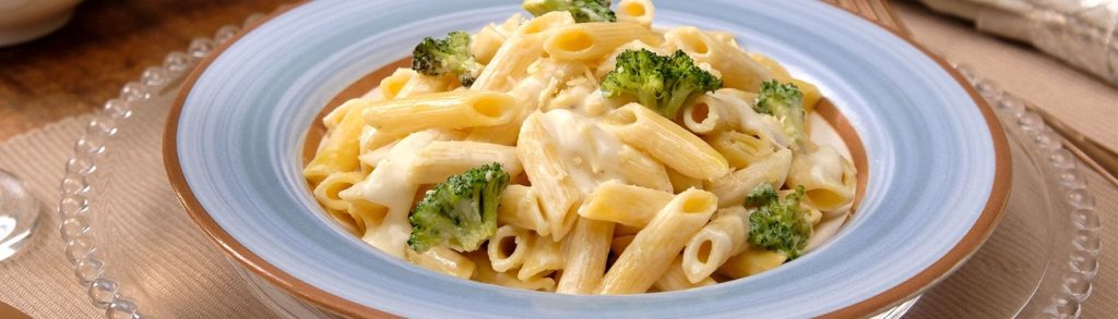 Macarrão com molho branco e brócolis